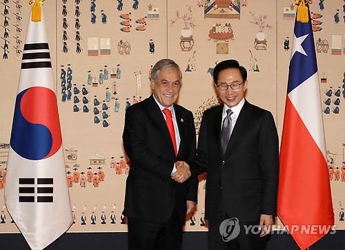 Tổng thống Hàn Quốc Lee Myung-bak (phải) đón tiếp Tổng thống Chile Sebastian Pinera