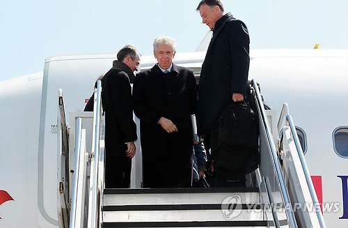 Thủ tướng Italy Mario Monti (trái) đến sân bay quốc tế Incheon ngày 26/3/2012