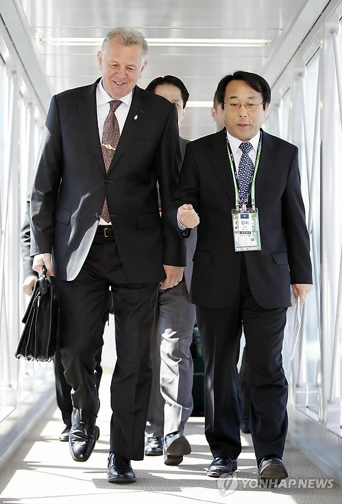 Tổng thống Hungary Pal Schmitt (trái) tại sân bay quốc tế Incheon ngày 26/3/2012