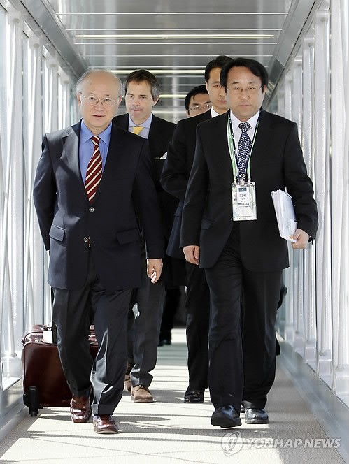 Yukiya Amano (trái), Tổng giám đốc Cơ quan Năng lượng Nguyên tử Quốc tế, đến tại sân bay quốc tế Incheon ngày 26/3/2012