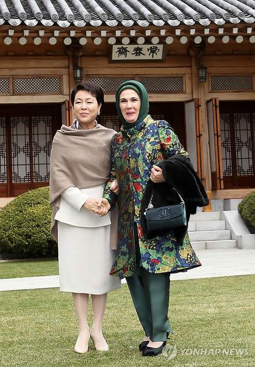 Đệ nhất phu nhân Hàn Quốc Kim Yoon-ok (trái) bà Emine Erdogan, vợ Thủ tướng Thổ Nhĩ Kỳ Recep Tayyip Erdogan, tại văn phòng tổng thống Cheong Wa Dae ở Seoul vào ngày 27 Tháng Ba khi tham gia buổi tiệc trưa cùng các đại biểu tới tham gia hội nghị.