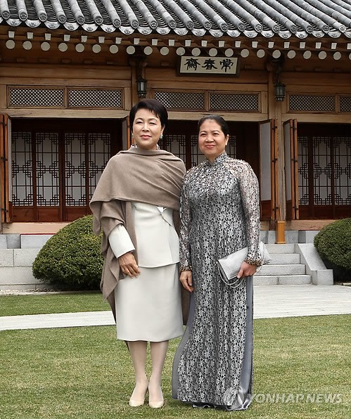 Bà Kim Yoon-ok (trái) tiếp bà Trần Thanh Kiệm, phu nhân của Thủ tướng Việt Nam Nguyễn Tấn Dũng