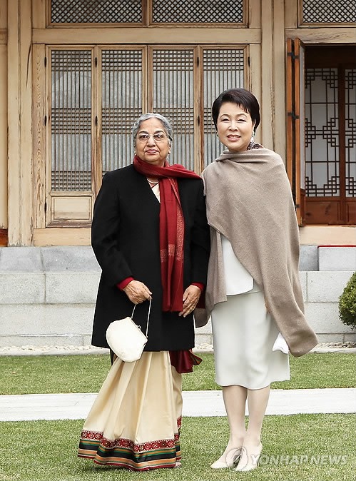 Bà Kim Yoon-ok (phải) tiếp bà Gursharan Kaur, phu nhân của Thủ tướng Ấn Độ Manmohan Singh