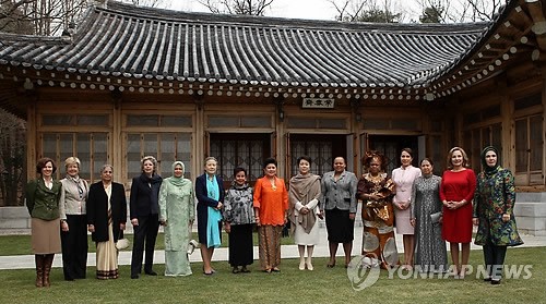 Kim Yoon-ok (thứ 7 từ phải sang) chụp ảnh lưu niệm cùng các phu nhân của các nhà lãnh đạo tham gia Hội nghị thượng đỉnh an ninh hạt nhân tại Dinh Tổng thống trong bữa tiệc trưa.