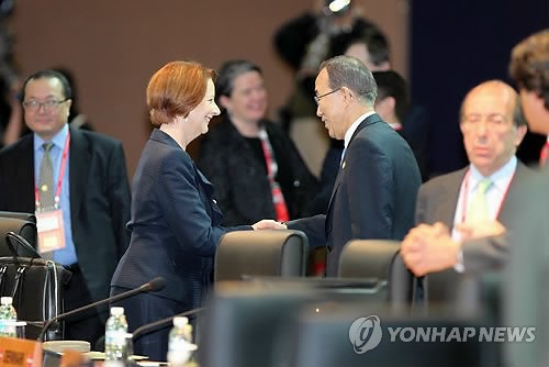 Thủ tướng Australia Julia Gillard bắt tay với Tổng thư ký LHQ Ban Ki-moon trước khi phiên họp của Hội nghị thượng đỉnh an ninh hạt nhân tại Seoul vào ngày 27/3.
