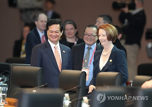 Thủ tướng Gillard hội đàm với Thủ tướng Việt Nam Nguyễn Tấn Dũng trước phiên họp ngày 27 tháng 3