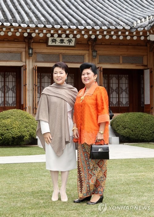 Bà Kim Yoon-ok (trái) tiếp bà Ani Bambang Yudhoyono, phu nhân Thủ tướng Indonesia Susilo Bambang Yudhoyono, tại văn phòng tổng thống Cheong Wa Dae ở Seoul vào ngày 27 tháng 3.
