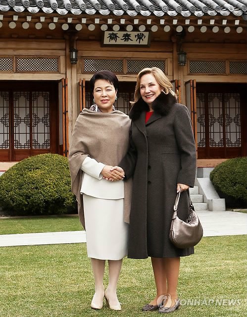 Bà Kim Yoon-ok (trái) đón tiếp bà Cecilia Morel, vợ của Tổng thống Chile Sebastian Pinera