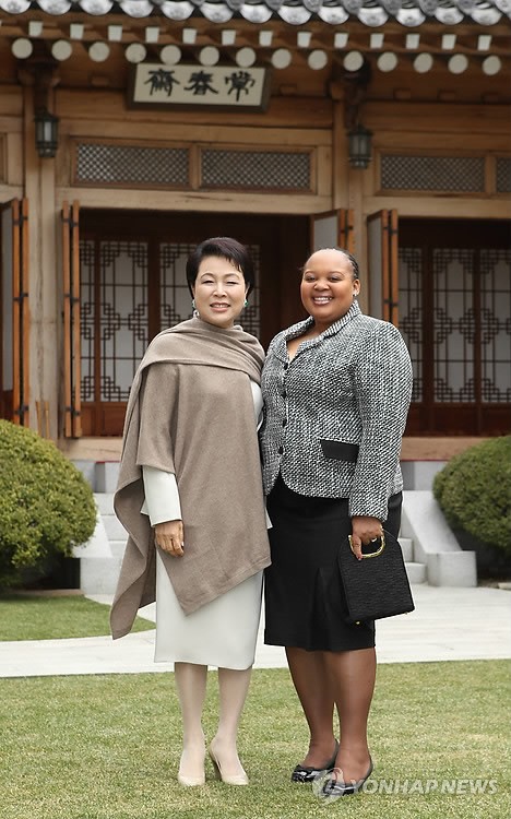 Đệ nhất phu nhân Hàn Quốc Kim Yoon-ok (trái) tiếp bà Nompumelelo Ntuli, vợ của Tổng thống Nam Phi Jacob Zuma
