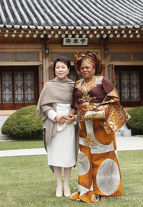 Bà Kim Yoon-ok (trái) đón tiếp phu nhân Jonathan , vợ của Tổng thống Nigeria Goodluck Jonathan