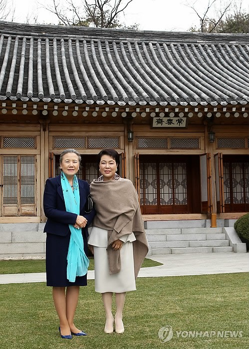 Bà Kim Yoon-ok (phải) đứng bên cạnh bà Yoo Soon-taek, vợ của Tổng thư ký LHQ Ban Ki-moon, tại văn phòng tổng thống Cheong Wa Dae ở Seoul vào ngày 27 tháng 3.