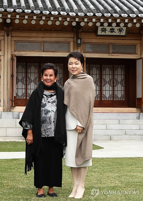 Bà Kim Yoon-ok (phải) đứng bên cạnh bà Yoo Soon-taek, vợ của Tổng thư ký LHQ Ban Ki-moon, tại văn phòng tổng thống Cheong Wa Dae ở Seoul vào ngày 27 tháng 3.