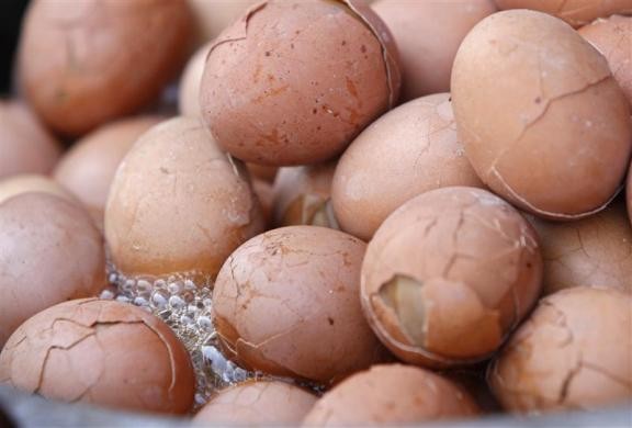 Trứng được luộc chín bằng nước tiểu của các bé trai trên một đường phố ở Dongyang, tỉnh Chiết Giang, Trung Quốc ngày 26/3/2012