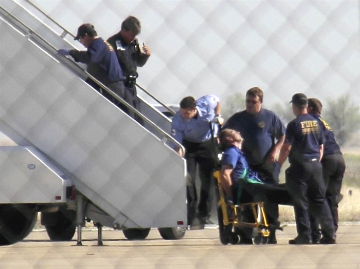 Phi công Clayton Osbon của hãng hàng không JetBlue được hộ tống ra khỏi máy bay sau khi có hành vi thất thường buộc phi hành đoàn phải hạ cánh khẩn cấp tại Amarillo, Texas, Mỹ ngày 27/3.