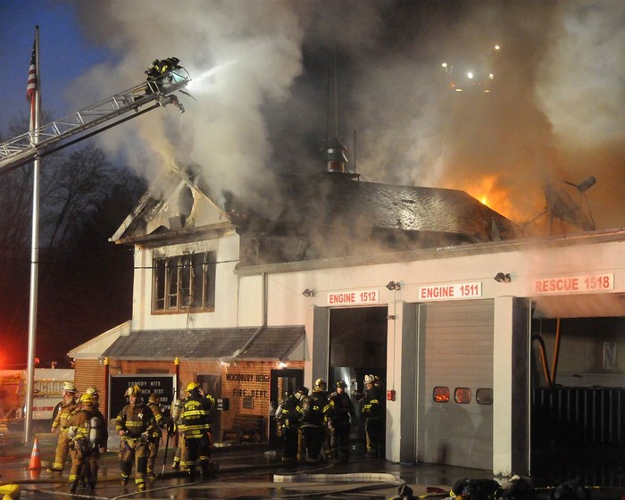 Lính cứu hỏa nỗ lực dập tắt đám cháy tại một nhà ga ở Woodbury Heights, New Jersey, Mỹ ngày 23/3. Hai lính cứu hỏa đã bị thương trong quá trình dập lửa.