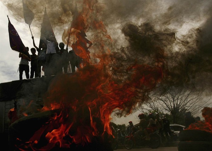 Sinh viên biểu tình đốt lốp xe trong cuộc biểu tình ngày 26/3 chống lại kế hoạch tăng giá nhiên liệu của chính phủ tại Makassar, tỉnh Nam Sulawesi, Indonesia.