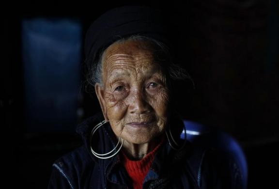 Du - cụ bà người H'mong 80 tuổi ngồi bên trong ngôi nhà gần thị trấn Sapa ngày 25/5/2011