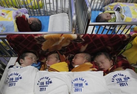 Trẻ sơ sinh nằm trong xe đẩy tại bệnh viện Phụ sản Trung ương ngày 27/10/2011