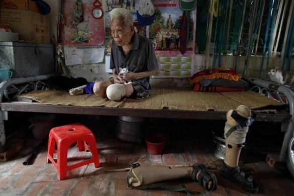 Ông Nguyen Nga Tap (88 tuổi) mắc bệnh phong đang chơi với con mèo trong một ngôi làng ở Văn Môn, phía Nam, Hà Nội ngày 24/10/2010