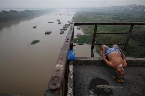 Ông Vu Cong Doanh (72 tuổi) tập thể dục buổi sáng trên cầu Long Biên, Hà Nội ngày 25/10/2010