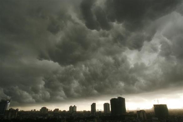 Đám mây bão nhuộm đen góc trời Hà Nội ngày 21/9/2009