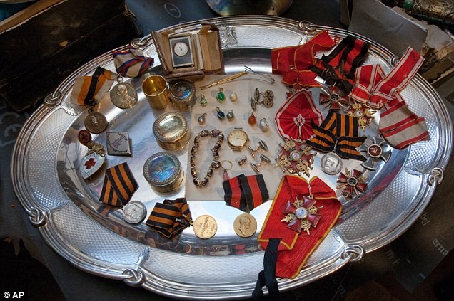Hơn 1.000 món đồ bằng vàng, bạc được tìm thấy trong kho báu này.
