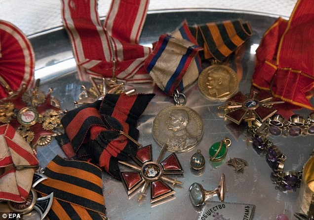 Huy chương và các món đồ trang sức dùng để đính lên quần áo được tìm thấy.