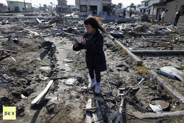 Wakana Kumagai, 7 tuổi, thăm lại nơi từng là nhà của mình một năm sau trận động đất sóng thần ngày 11/3/2011 tại Higashimatsushima, tỉnh Miyagi.Ảnh Reuters