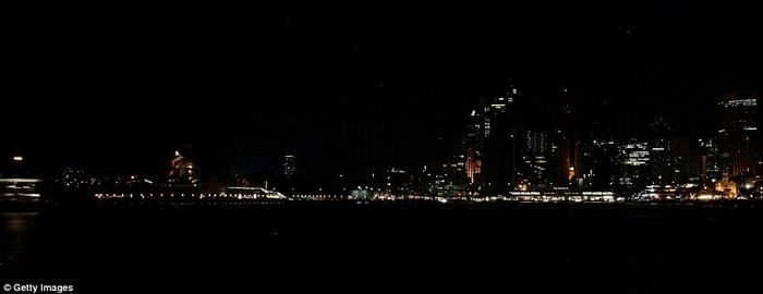 Thành phố Sydney mờ tối khi Giờ Trái đất bắt đầu.
