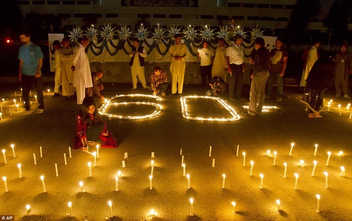 Những người tham gia thắp nến hưởng ứng 60 phút tắt đèn tại Islamabad, Pakistan