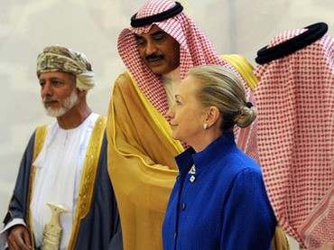 Từ trái sang phải: Ngoại trưởng Omani Yussef bin Alawi bin Abdullah, Ngoại trưởng Kuwait Sheikh Sabah Khaled al-Hamad Al-Sabah, Ngoại trưởng Mỹ Hillary Rodham Clinton và Ngoại trưởng Ả Rập Saudi - Hoàng tử Saud Al-Faisal tham dự Diễn đàn hợp tác Mỹ-vùng Vịnh ngày 31 tháng 3 năm 2012 tại Riyadh. (Ảnh AFP)