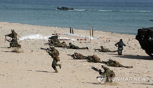 Lính Mỹ tham gia tập trận chung với Hàn Quốc tại bờ biển Pohang cách Seoul khoảng 370 km ngày 29/3.