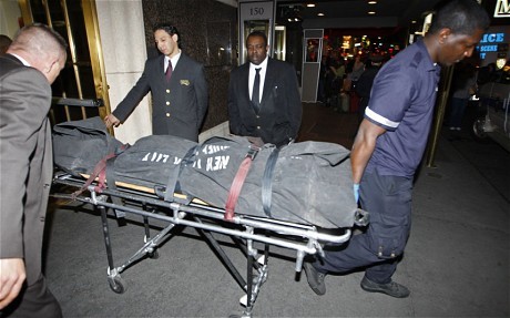 Thi thể của ông Richard Descoings được mang ra khỏi khách sạn ở New York. ảnh Reuters.