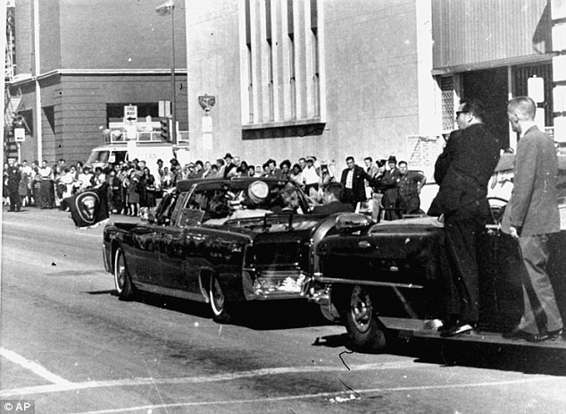Xe của ông Hill đi ngay phía sau chiếc xe chở Tổng thống Kennedy và đệ nhất phu nhân trước thời điểm xảy ra vụ ám sát.