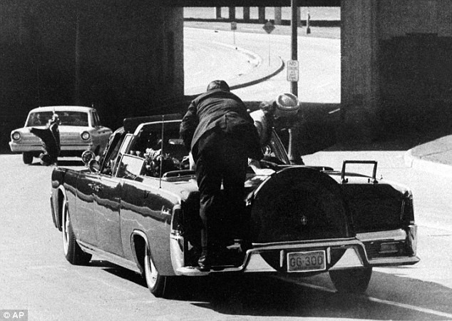 Thời điểm ông Hill lao về phía chiếc xe chắn đường đạn cho vợ chồng Tổng thống