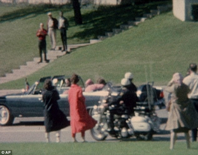 Đệ nhất phu nhân Kennedy (váy hồng) ôm chồng vài giây sau khi ông bị bắn.
