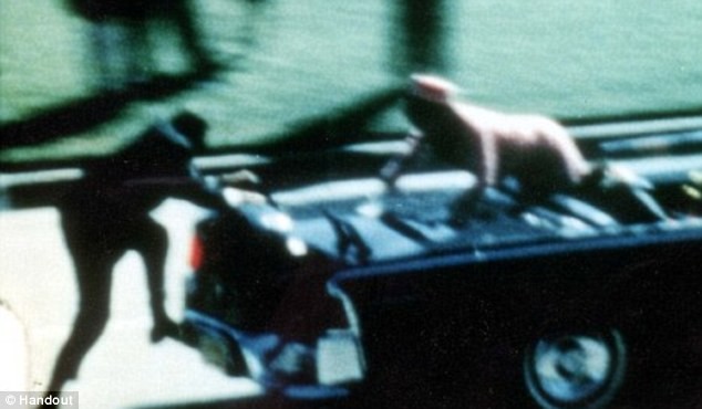 Ông Hill là người đầu tiên lao về phía chiếc xe chở Tổng thống sau khi nghe thấy tiếng súng để đón bà Kennedy đang sợ hãi.