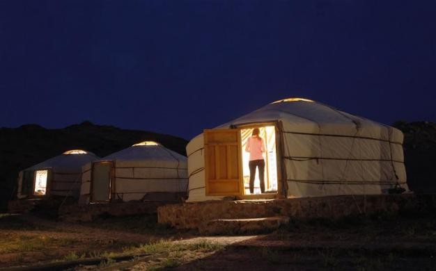 Một khách du lịch đứng ở cửa chiếc lều truyền thống của người Mông Cổ tại khu cắm trại gần tu viện cổ Ongi, tỉn Dundgovi ngày 10/8/2011.