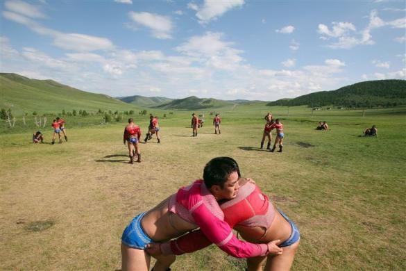 Đô vật Mông Cổ tại một khu huấn luyện ở thị trấn Suuj, cách phía bắc Ulan Bator khoảng 60 km ngày 5/7/2006.