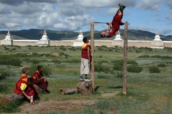 Các tu sĩ Mông Cổ nhỏ tuổi tập kéo xà đơn tại sân sau của tu viện Erdene Zeu thuộc Kharahorin, cách Ulan Bator khoảng 380 km ngày 8/7/2006.