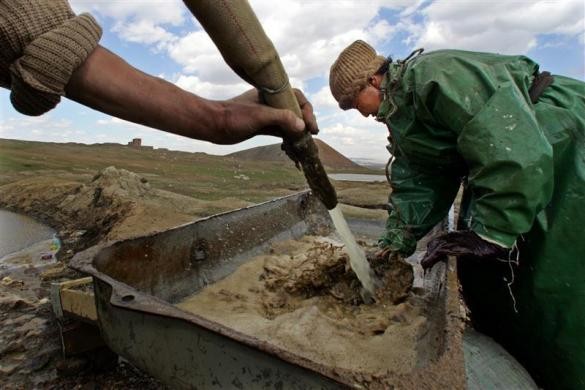 Công nhân khai thác vàng bất hợp pháp tại Nalaikh, cách Ulan Bator khoảng 35 km, vào đêm trước ngày diễn ra cuộc bầu cử Tổng thống 21/5/2005.