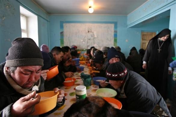 Người Mông Cổ thưởng thức bữa ăn miễn phí do các nữ tu sĩ phân phát theo dự án Fraternite Notre Dame tại thủ đô Ulan Bator ngày 19/1/2006.