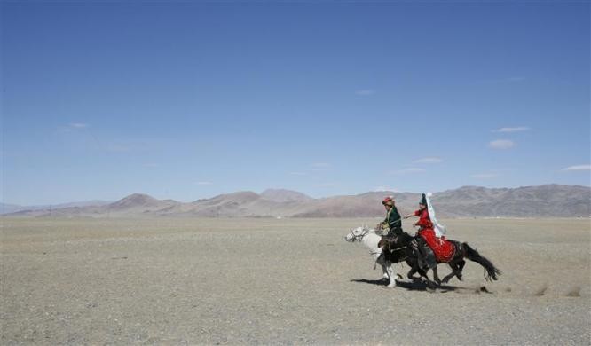 Người du mục cưỡi ngựa trong cuộc thi "Hôn cô dâu", trong đó những người đàn ông phải cố gắng hôn các cô gái đang tìm cách tránh né anh ta, tại lễ hội Đại bàng Vàng tổ chức ở vùng núi Altay gần làng Sagsay, tỉnh Bayan Olgiy, miền tây Mông Cổ ngày 7/10/2007.