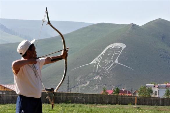 Người đàn ông Mông Cổ tập bắn cung phía trước ngọn núi khắc hình Thành Cát Tư Hãn ở Ulan Bator ngày 6/7/2006.