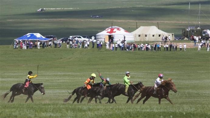 Trẻ em thi đua ngựa tại lễ hội Naadam được tổ chức hàng năm ở Ulan Bator ngày 12/7/2011.