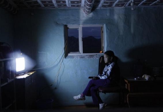 Một bé gái Mông Cổ xem TV trong nhà tại khu cắm trại du lịch ở tỉnh Bulgan, Mông Cổ ngày 11/8/2011.