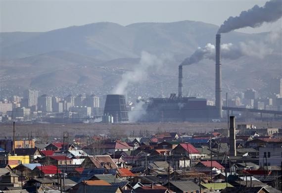 Các ống khói của một nhà máy nhiệt điện ở Ulan Bator ngày 14/10/2011.