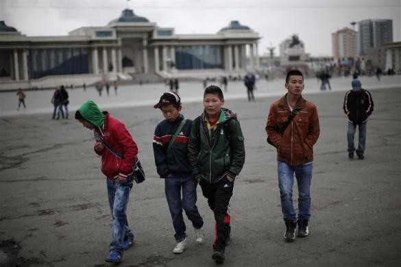 Trẻ em Mông Cổ đi bộ trên đường ở thủ đô Ulan Bator ngày 13/10/2011.