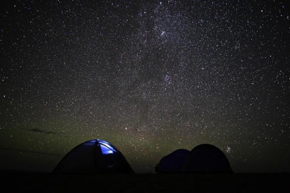 Khách du lịch cắm trại dưới bầu trời đầy sao trên thảo nguyên gần Hashaat, tỉnh Dundgovi ngày 8/8/2011.
