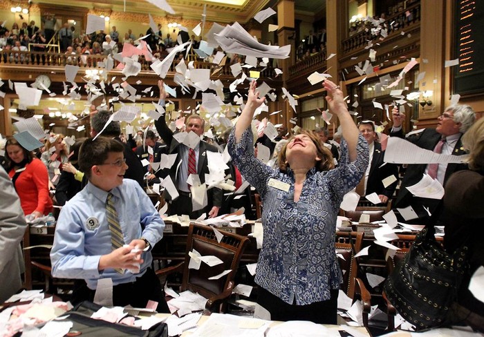 Dân biểu tiểu bang Georgia ném giấy vào lên không trung ăn mừng chiến thắng sau khi kết thúc phiên họp lúc nửa đêm tại Capitol ở Atlanta, bang Goergia ngày 29/3.
